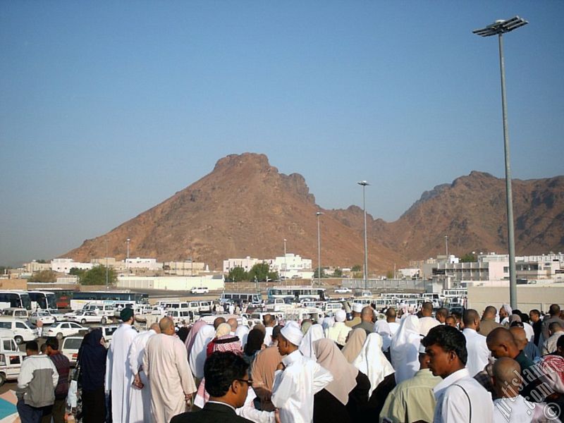 The Mounts Uhud, the field of Battle of Uhud (the second battle of the Prophet Muhammad [saaw] against unbelievers) and the pilgrims visiting these places in Mecca city of Saudi Arabia.
