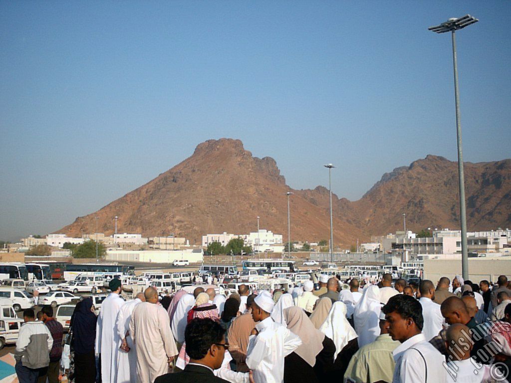 The Mounts Uhud, the field of Battle of Uhud (the second battle of the Prophet Muhammad [saaw] against unbelievers) and the pilgrims visiting these places in Mecca city of Saudi Arabia.
